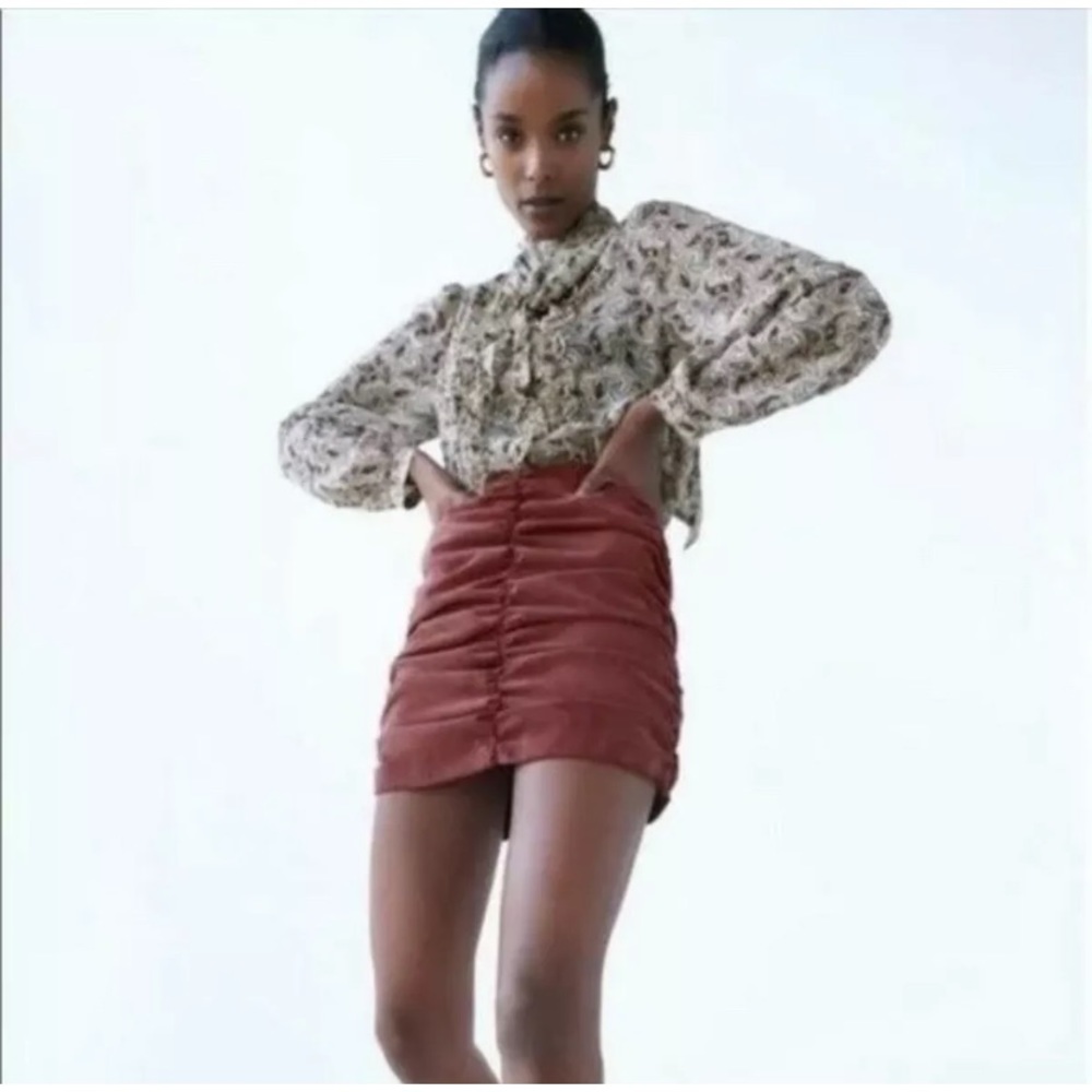 NWT Zara Ruched corduroy Mini skirt Burgundy Wine Color Size Large